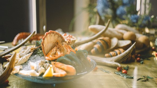 How Can You Create a Luxurious Saffron Aioli for Mediterranean Seafood Dishes?